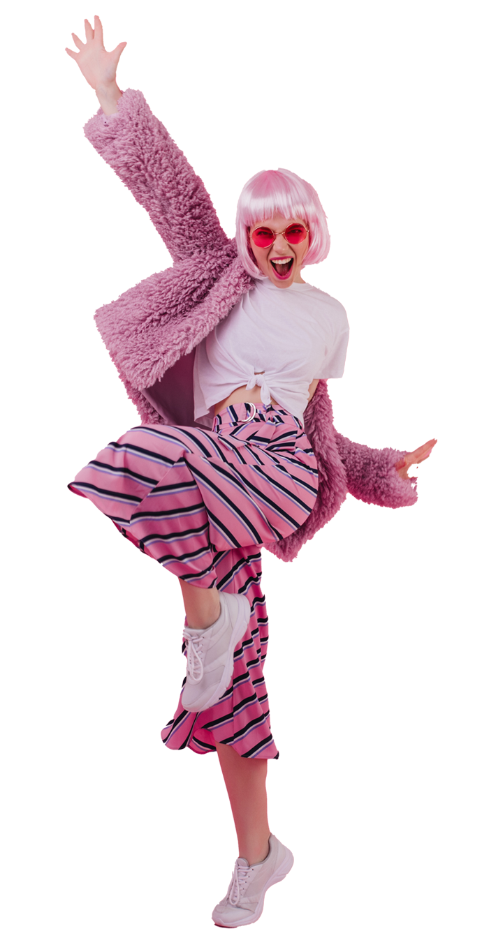 Frau mit weißer Perücke und pinken Outfit tanzt ausgelassen